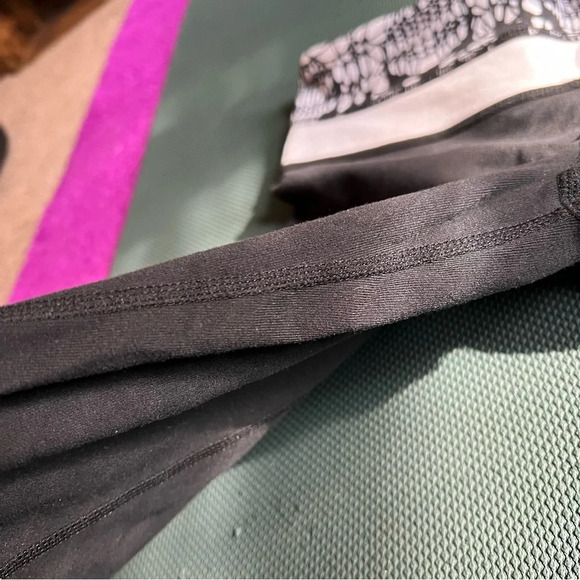 Reversible Lululemon Groove Crop SZ 4-Glacier Lace/Black - Picture 2 of 13